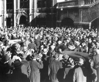 Une foule à l'extérieur d'une gare