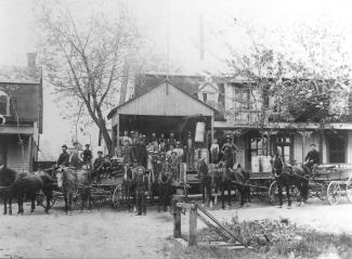 Groupe d’employés posant devant la beurrerie de l’île Bizard vers1910.