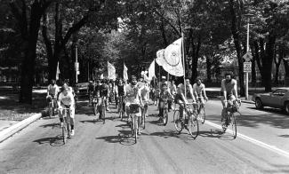 Manifestation du Monde à bicyclette passant au parc La Fontaine.