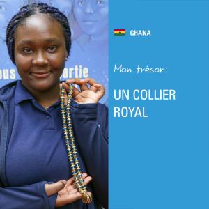 Une jeune fille tient un collier