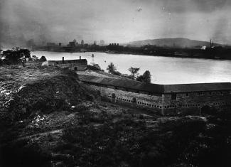 Photographie du fort de l'Île Sainte-Hélène. À l'arrière-plan, on voit le fleuve et Montréal.