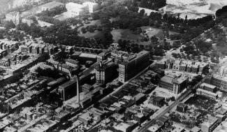 Vue aérienne de l'hôpital, du parc Lafontaine et des alentours.