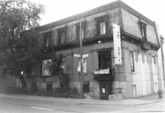 Façade du bâtiment abritant le Théâtre de Quat'sous, au coin des avenues Coloniale et des Pins Est.