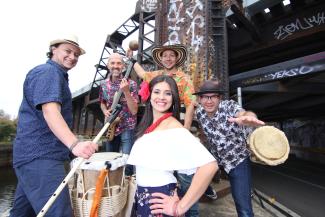 Le groupe Buramanga, composé de cinq personnes, prend la pose.