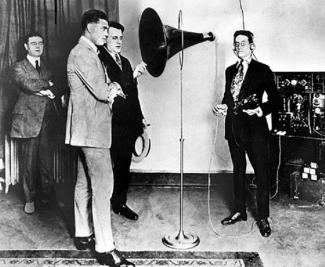 Le boxeur Jack Dempsey au micro de CFCF lors d’une visite des studios en 1922.