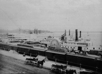 Les bateaux à vapeur Canada et Cultivateur amarrés dans le port de Montréal en 1875.