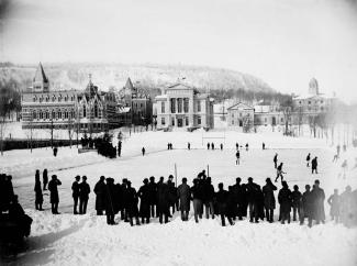 Groupe de personnes jouant au hockey sur la patinoire de l’Université McGill à Montréal en 1884.