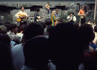 Une foule assiste à un spectacle du groupe 3's a Crowd à l'extérieur du pavillon de l'Ontario