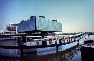 Vue sur le pavillon du Québec avec le minirail en avant-plan et le pavillon de la France en arrière-plan