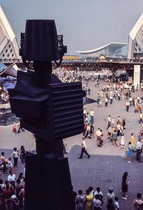 Vue sur la Plaza de l’Univers et des pavillons thématiques.