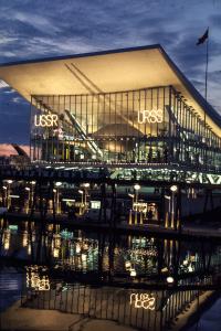 Le pavillon de l’URSS de soir avec son reflet sur l'eau.