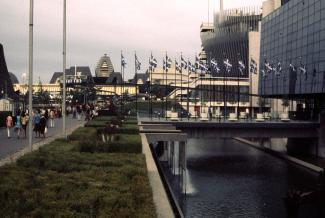 Vue sur l'entrée du pavillon du Québec.