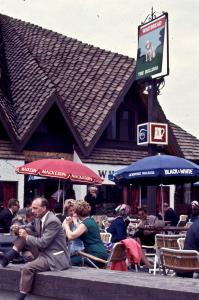 Personnes attablées au pub le Bulldog