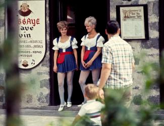 Deux hôtesses ou serveuses à l'entrée du restaurant L'Abbaye