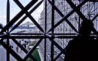 Photo prise de l'intérieur du pavillon des Pays-Bas, avec vue sur le pont Jacques-Cartier en arrière-plan