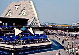 Vue de la terrasse du restaurant Le Raphaël avec un pavillon thématique et le pont Jacques-Cartier à l'arrière-plan