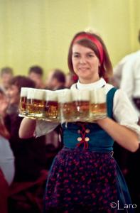 Serveuse du Beergarden tenant plusieurs verres de bière