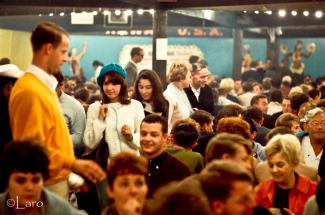 Foule attablée dans un restaurant