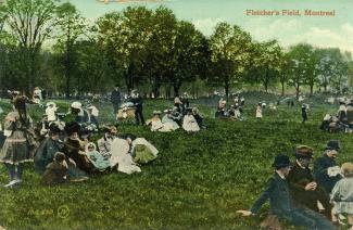 Carte postale montrant des gens, en famille ou entre amis, assis sur l'herbe