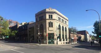 Édifice du Centre d’amitié autochtone au coin des rues Ontario et Saint-Laurent.