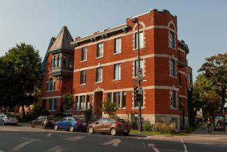 Photo montrant l'édifice du Centre de santé des femmes de Montréal.