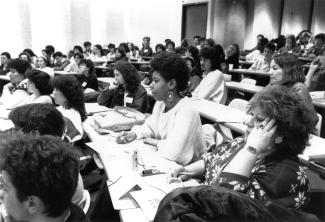 Plus de vingt femmes assises dans une salle de classe.