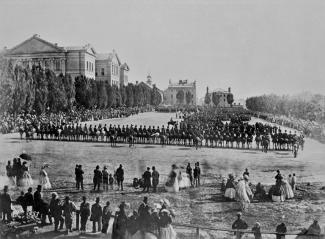 Vue sur le Champ-de-Mars empli d'une foule.