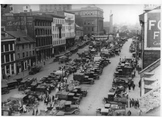 Le marché de la place Jacques-Cartier vers 1930.
