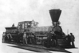 Photographie de la locomotive avec employés tout autour.