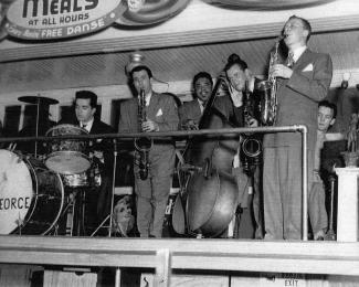 Photographie en noir et blanc d’un orchestre en train de jouer.