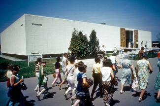 Une foule marche devant le pavillon de la Tunisie à Expo 67