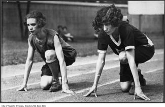 Deux femmes en position de départ pour une course.