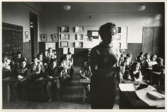 Une professeure enseigne aux élèves de l’école Folk Shule, ou École juive populaire, alors située sur la rue Van Horne.