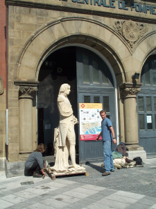 Photographie de la statue en attente devant le musée