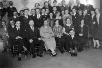 Groupe d'une trentaine de personnes prenant la pose pour une photo.