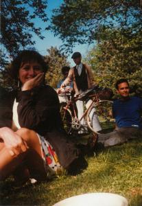 Claire Morissette, assise dans l'herbe, sourie au photographe