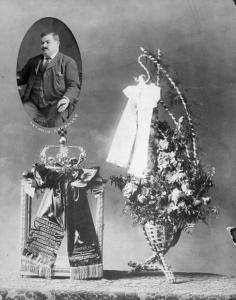 Photo d'Antonio Cordasco en médaillon et deux couronnes de fleurs