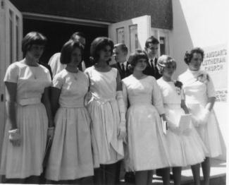 Six filles et trois garçons sur le parvis de l'église St Ansgar's.