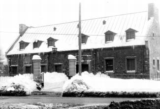 Photographie de face du bâtiment abritant le réservoir Côte-des-Neiges en hiver.
