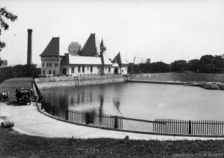 Photographie d'ensemble du réservoir McTavish et de l'usine de pompage.