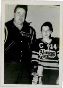 Ron Stevenson et un jeune joueur de hockey des Hurricanes
