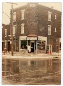 Le restaurant DiLallo sur la rue Allard avec un membre de la famille devant la porte