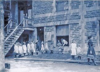 Dispensaire de la goutte de lait de l’Hôpital Sainte-Justine vers 1912.