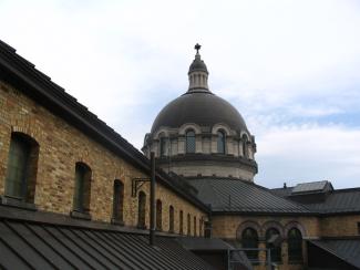 Photo montrant le dôme de la chapelle au centre de l’Établissement de détention de Montréal. 