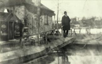 Le docteur Ovide Clermont à la traverse vers 1930