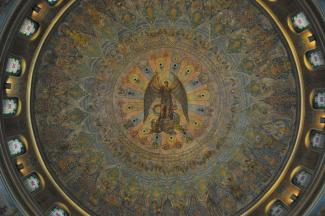 Fresque circulaire avec, au centre, un personnage ailé entouré d’une multitude d’anges.