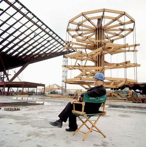 Pierre Dupuy sur le site du pavillon du Canada en construction
