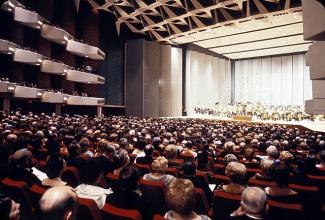 Salle comble lors d’une soirée de concert dans le Théâtre Maisonneuve