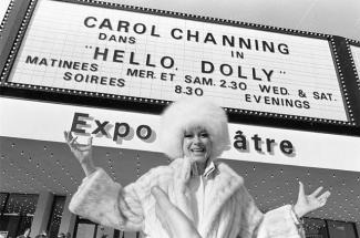 La populaire chanteuse américaine Carol Channing devant l’Expo Théâtre