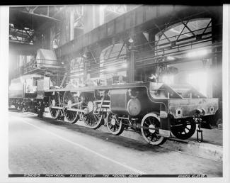 Photographie d'une locomotive en assemblage dans les ateliers Angus.